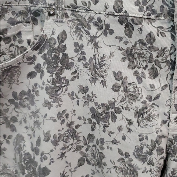 TORRID DENIM We Swear By The Fit Floral Print Stiletto Ankle Zip Gray/White 16 - Picture 6 of 6